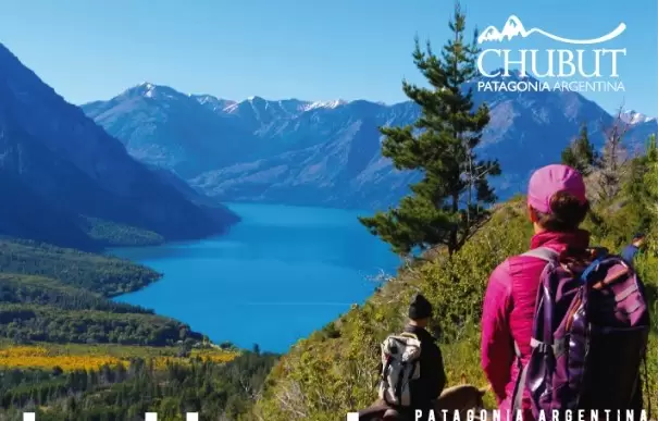 El nombre de El Hoyo se debe a su ubicación geográfica: se encuentra al noroeste de la provincia del Chubut.