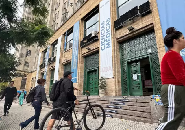 En la Facultad de Ciencias M�dicas de la UBA, los molinetes estaban abiertos y decenas de alumnos ingresaban como en cualquier jornada de clases.