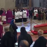 Video conmovedor: la monja que rompi� el protocolo para llorar a Francisco