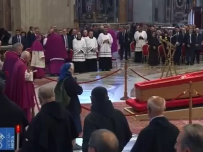 Video conmovedor: la monja que rompi� el protocolo para llorar a Francisco