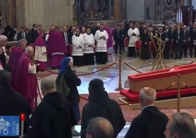 Video conmovedor: la monja que rompi� el protocolo para llorar a Francisco