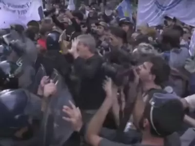 Uno de los momentos de tensi�n afuera del Congreso de la Naci�n.