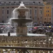 Impresionante multitud en la Plaza San Pedro para despedir al papa Francisco