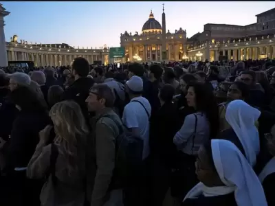 La noche de Roma no tendr� descanso frente a los miles de fieles que quieren despedir al pont�fice.