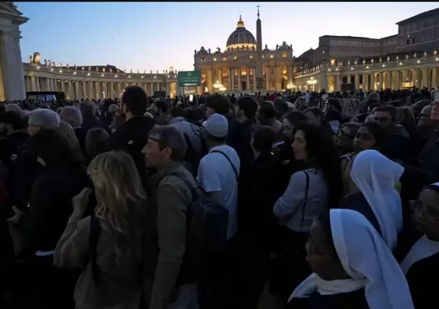 La noche de Roma no tendr� descanso frente a los miles de fieles que quieren despedir al pont�fice.