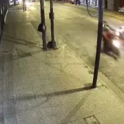 Video: un patrullero atropelló y mató a un motociclista en Lanús