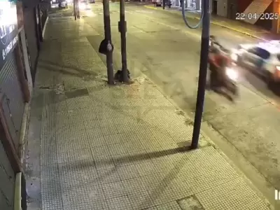 La patrulla se cruza de carril e impacta contra la v�ctima.
