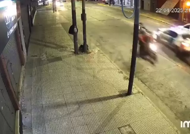 La patrulla se cruza de carril e impacta contra la v�ctima.