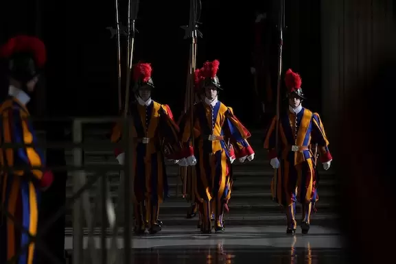 Guardias suizos se ven en el atrio de la bas�lica de San Pedro del Vaticano.(AP Foto/Andrew Medichini, Pool)