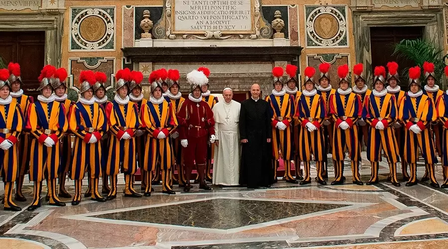 Papa Francisco con la Guardia Suiza.
