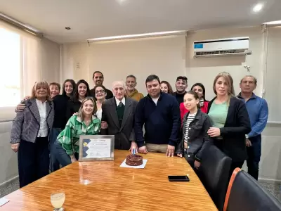 El Dr. Jos� Nicol�s Addamo acompa�ado del intendente, la presidenta del Concejo Deliberante y su orgullosa familia.