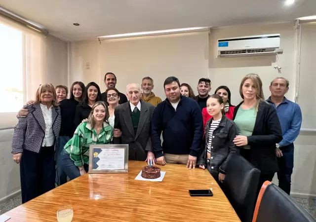 El Dr. Jos� Nicol�s Addamo acompa�ado del intendente, la presidenta del Concejo Deliberante y su orgullosa familia.