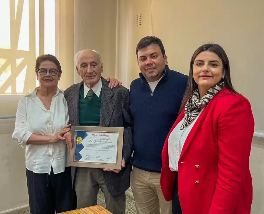 El destacado m�dico y su esposa, Mar�a Valdez, recibiendo la placa de reconocimiento del intendente Lo Presti y de la concejal, Noelia Delpir.
