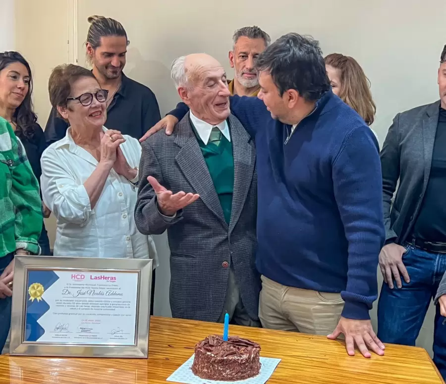 El Intendente Lo Presti d�ndole un sentido abrazo al Dr. Addamo por su cumplea�os n�mero 84.