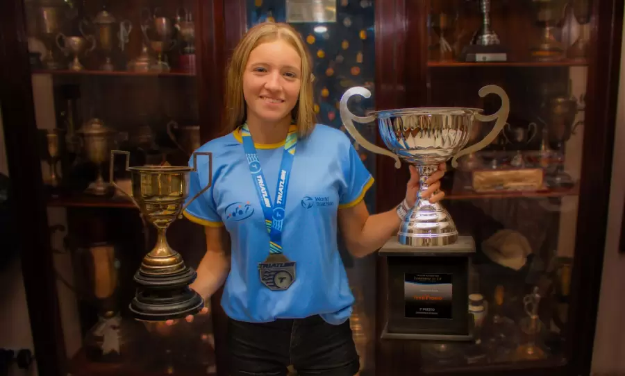 María Emilia Vargas sostiene un trofeo de Eusebio y uno propio/ Mariana Canessa