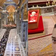 Selfies junto al cuerpo del Papa desatan indignaci�n global