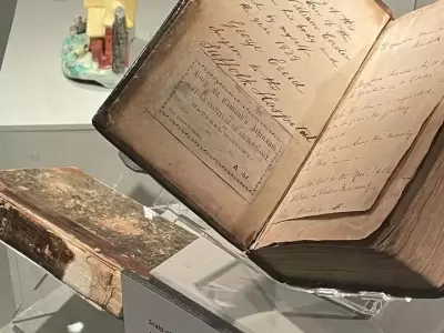 Libro encuadernado con la piel de un asesino.