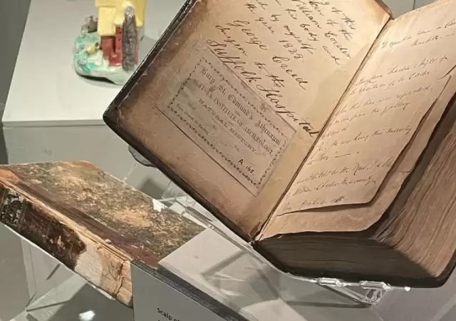 Libro encuadernado con la piel de un asesino.