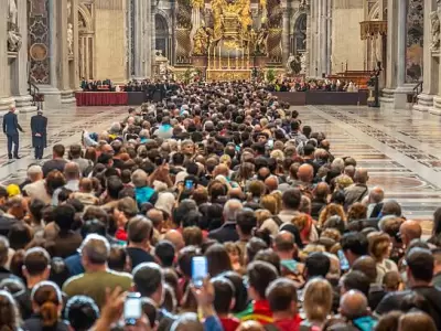 Miles de personas despiden al papa Francisco.