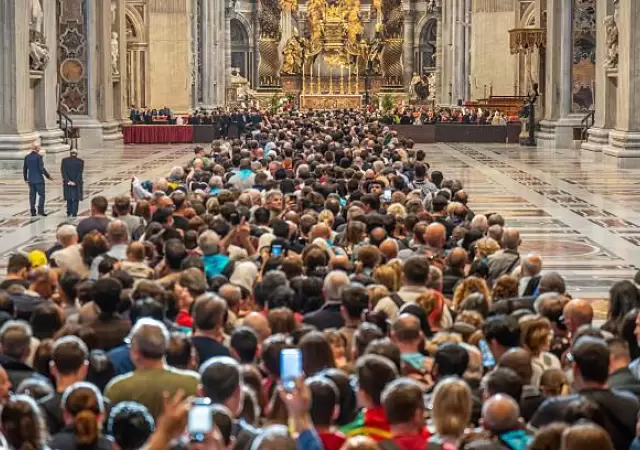 Miles de personas despiden al papa Francisco.