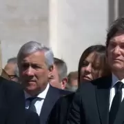 Con gesto adusto y respetuoso, Javier Milei despidió al papa Francisco en el Vaticano