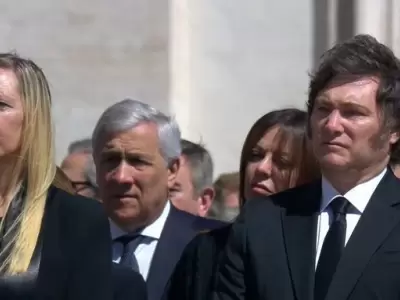 El presidente argentino Javier Milei junto con su hermana Karina ubicados en la primera fila, junto a la primera ministra de Italia, Giorgia Meloni