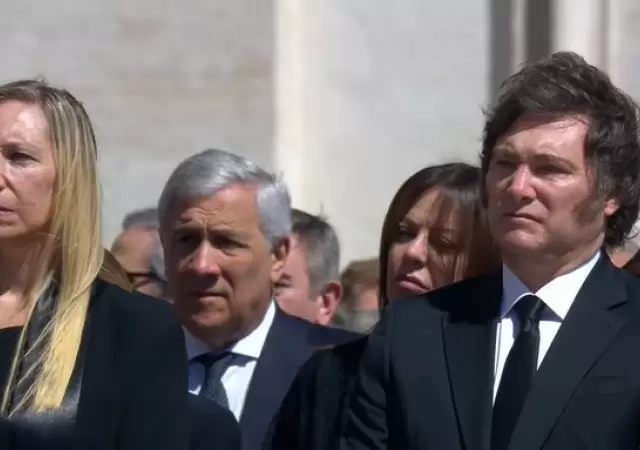 El presidente argentino Javier Milei junto con su hermana Karina ubicados en la primera fila, junto a la primera ministra de Italia, Giorgia Meloni
