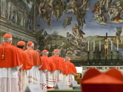 Los cardenales menores de 80 a�os se re�nen en la Capilla Sixtina, a puertas estrictamente cerradas, para elegir al pr�ximo Pont�fice.
