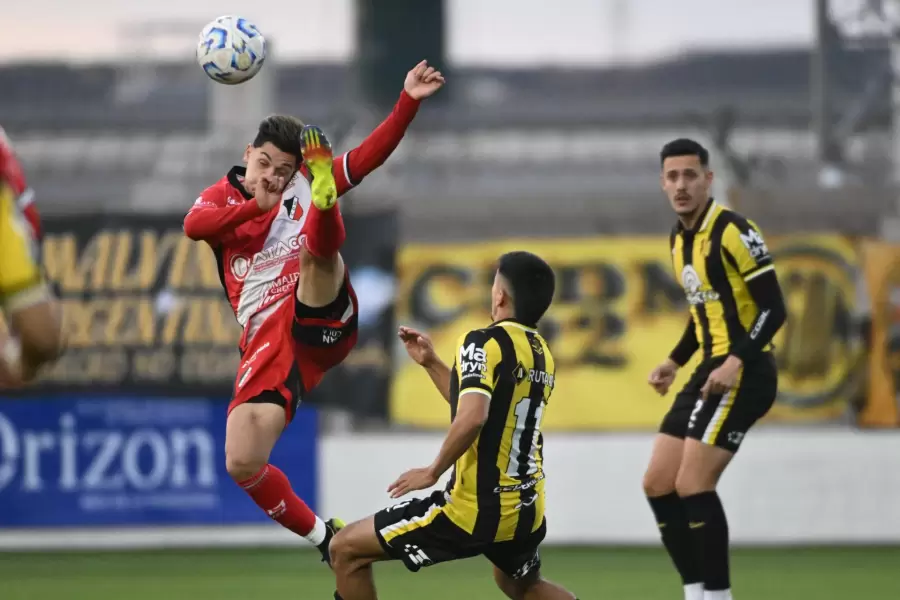 Deportivo Maip� empat� en Puerto Madryn.