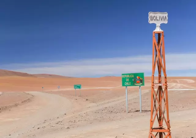 Frontera entre dos pa�ses distanciados./