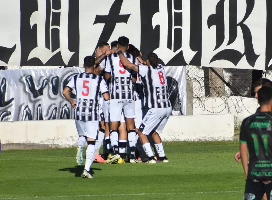 La celebraci�n del gol del Lobo