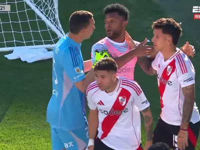 El arquero de Boca y el delantero colombiano tuvieron un fuerte cruce tras el segundo gol de River/ Fuente: Captura de pantalla