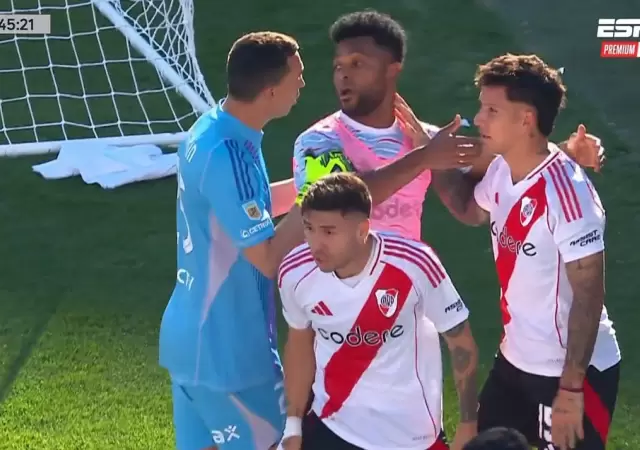 El arquero de Boca y el delantero colombiano tuvieron un fuerte cruce tras el segundo gol de River/ Fuente: Captura de pantalla
