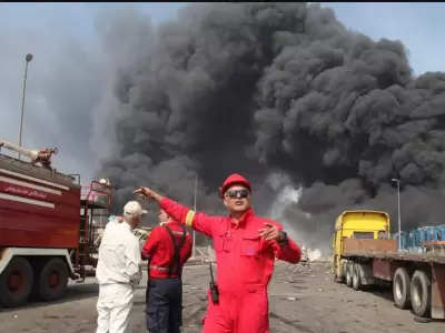El puerto iran� todav�a arde tras la cruenta explosi�n.