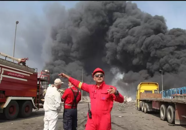 El puerto iran� todav�a arde tras la cruenta explosi�n.