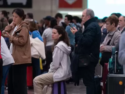 Varias personas esperan en la estaci�n de Sants tras el apag�n el�ctrico, 29 de abril de 2025, en Barcelona, Catalu�a (Espa�a).