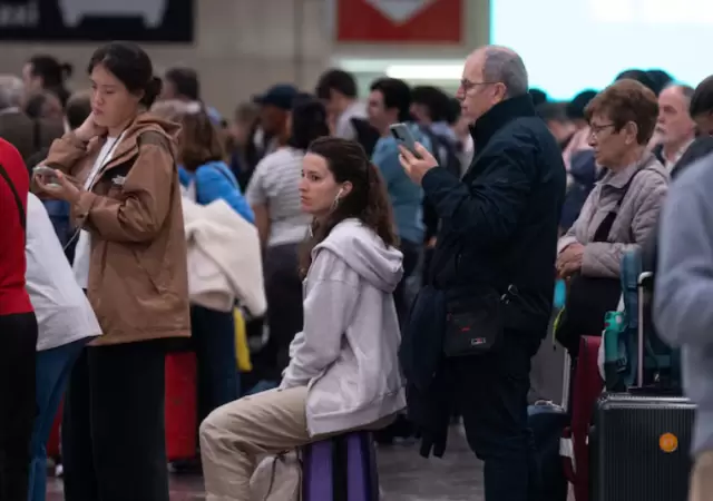 Varias personas esperan en la estaci�n de Sants tras el apag�n el�ctrico, 29 de abril de 2025, en Barcelona, Catalu�a (Espa�a).