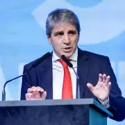 Caputo anunci� una "sorpresiva medida" para impulsar el uso del d�lar en Argentina