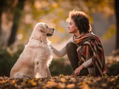 Mujer junto a su perro.