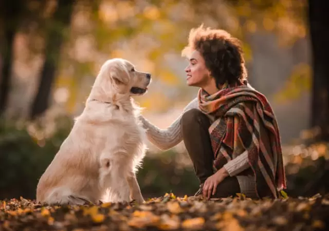 Mujer junto a su perro.