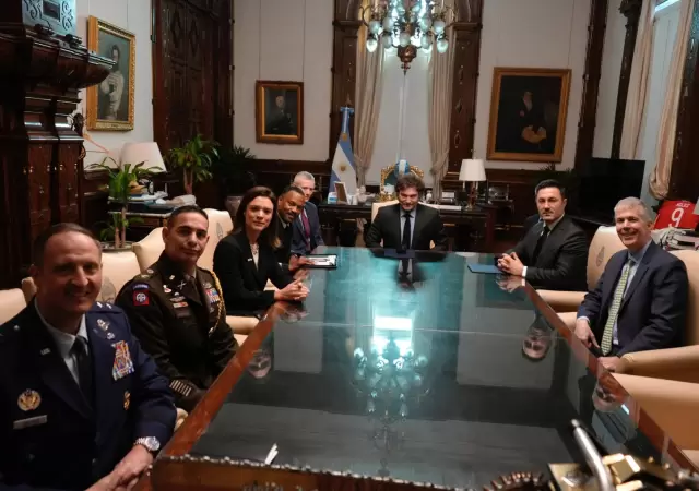 El presidente Javier Milei recibi� este martes al jefe del Comando Sur de Estados Unidos, almirante Alvin Holsey/ Fuente: X