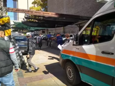 La mujer fue asistida en el lugar y trasladada al Hospital Central.