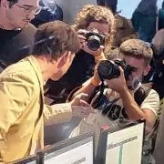 El gesto intimidatorio del asesor Santiago Caputo a un fot�grafo