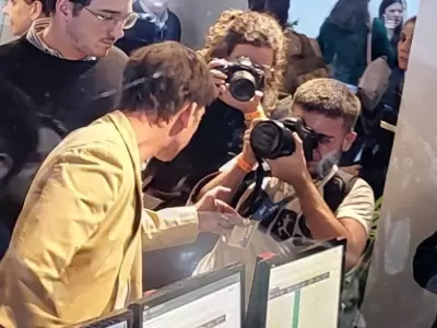 Santiago Caputo y el gesto intimidatorio hacia un fot�grafo.