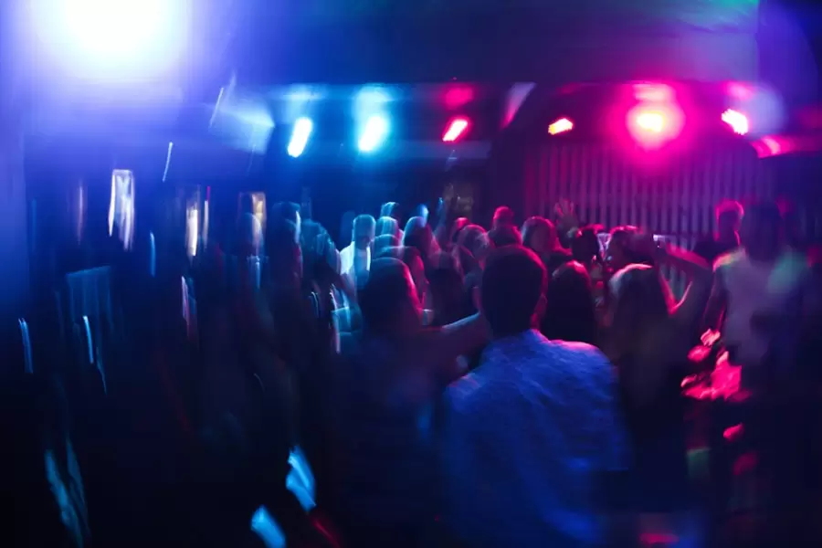 Gente Bailando Dentro Del Edificio