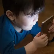 Pantallas nocivas: alarma por niños menores de 3 con trastornos de habla