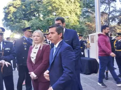 La vicegobernadora Hebe Casado y el presidente de Diputados, Andr�s Lombardi, en el acto de izamiento de la Bandera nacional.