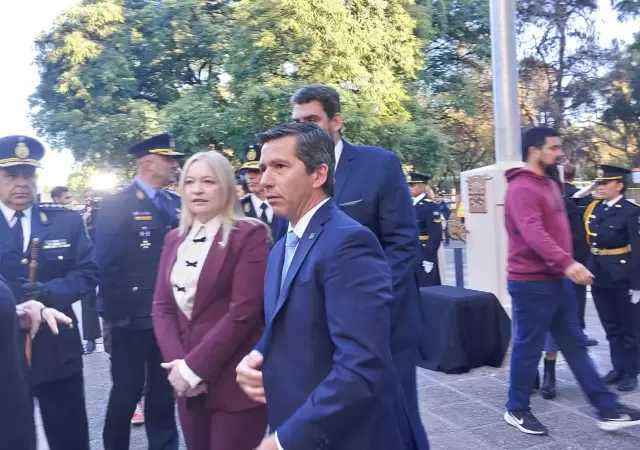 La vicegobernadora Hebe Casado y el presidente de Diputados, Andr�s Lombardi, en el acto de izamiento de la Bandera nacional.