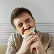 Estr�s, tristeza y antojos: c�mo las emociones dominan tu alimentaci�n