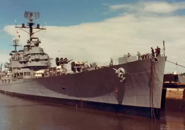 El crucero fue torpedeado por el submarino brit�nico HMS Conqueror.
